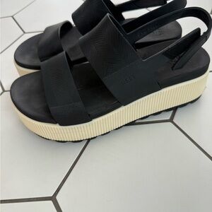 Reef Women's water vistahigher Black and Cream Platform Sandals